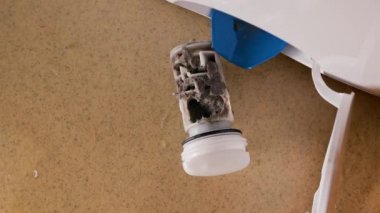 Kirli ve tıkanmış çamaşır makinesi pompası filtresi kaldırılmadı