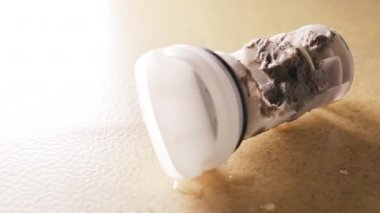 Kirli ve tıkanmış çamaşır makinesi pompası filtresi