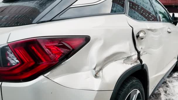 新しい白い高級車のバックドアに大きな傷 — ストック動画