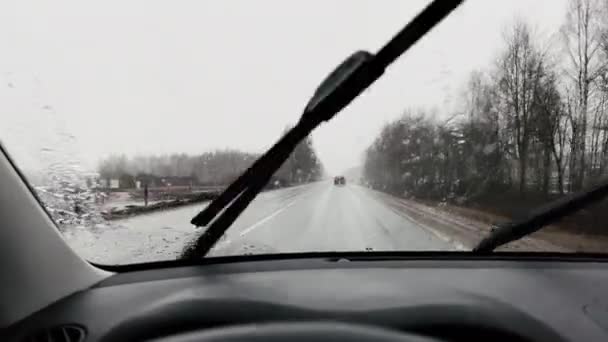 POV Person fährt bei starkem Regen- und Schneesturm mit Scheibenwischern über Autobahn — Stockvideo