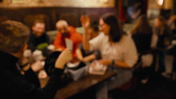 Odaklanamayan: Mutlu Ukraynalı arkadaşlar gece boyunca barda sohbet edip içiyorlar — Stok video