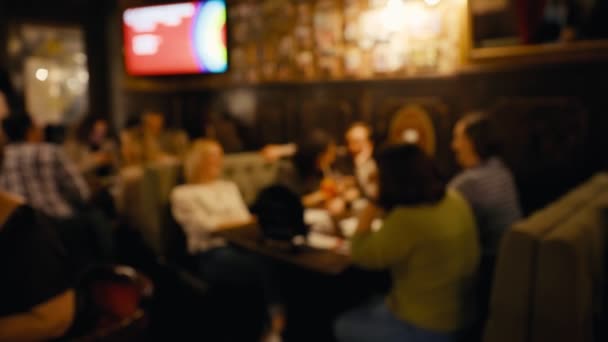 Desfocado: Amigos conversando e bebendo no bar durante a noite fora festa — Vídeo de Stock