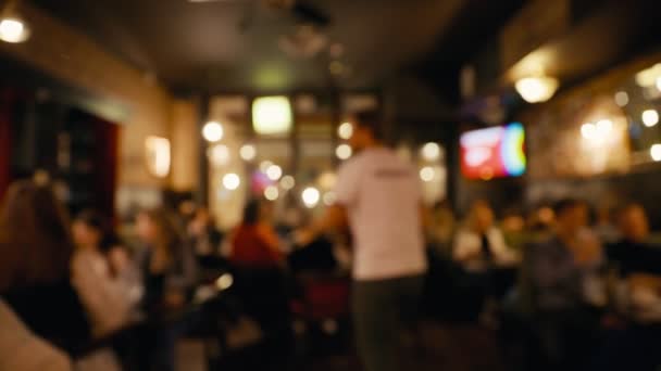 Desfocado: Membro da equipe coletando respostas durante o jogo de teste de bar na festa da noite — Vídeo de Stock