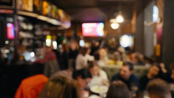 Muchos ucranianos charlando y bebiendo en un bar o pub después del final de la guerra — Vídeos de Stock