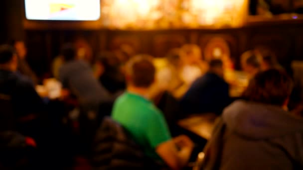 Oskärpa pan rätt: vänner äter och dricker i bar eller pub på natten — Stockvideo