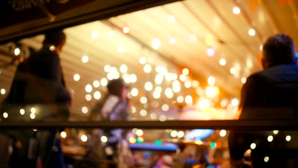 Desfocado: Banda tocando música no bar do clube noturno ou pub com muitas bolas de bokeh brilhantes — Vídeo de Stock