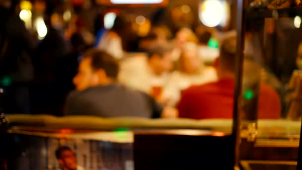 Amigos ucranianos felizes comendo e bebendo em bar ou pub à noite - desfocados — Vídeo de Stock