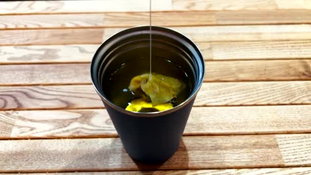 Chwiejny: Dunk zielonej torebki herbaty w filiżance termalnej — Wideo stockowe