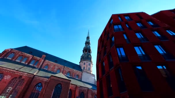 Погляд на церкву Святого Петра у дивовижному та красивому середньовічному місті Рига (Латвія). — стокове відео