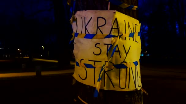 UKRAINE STAY Silny plakat oświetlony migającym niebieskim światłem syreny w nocy — Wideo stockowe