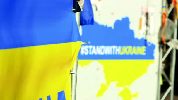 Standwithukraine movimiento sobre ondear bandera de Ucrania — Vídeo de stock
