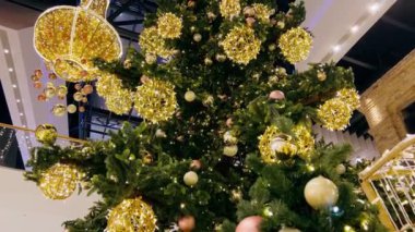 Yeni yıl tatili boyunca güzel alışveriş merkezleri Noel süslemeleri