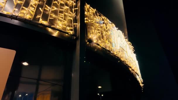 Meleg élénk karácsonyi koszorú dekoráció felett bevásárlóközpont mozgó bejárati ajtó — Stock videók