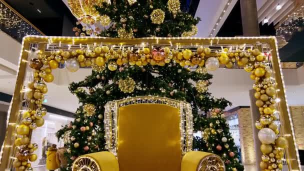 Csodálatos hatalmas díszített karácsonyfa a modern bevásárlóközpont — Stock videók
