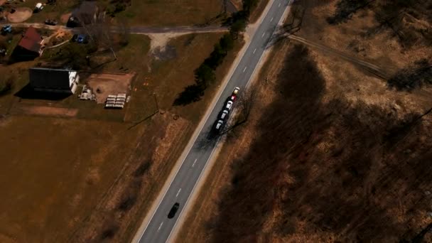 고속 도로를 달리는 많은 새 자동차를 실은 대형 트럭 — 비디오