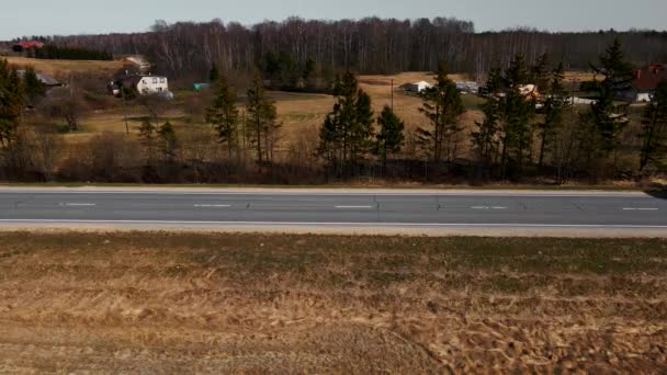 Vista laterale delle autostrade con binari di guida a senso unico — Video Stock