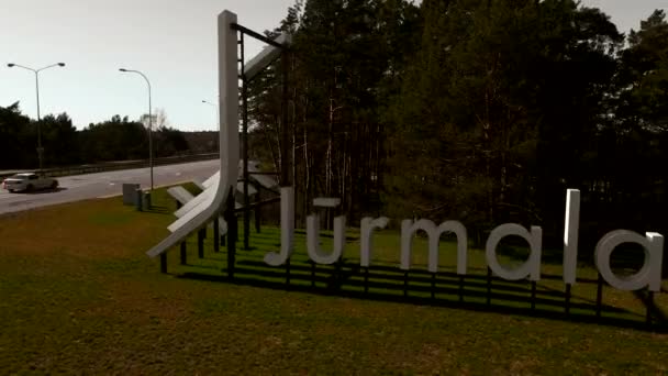Nuevo signo de entrada de la ciudad de Jurmala - disparo en órbita aérea — Vídeos de Stock
