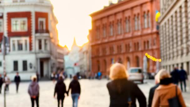 DEFOCUSADO Letonia, Riga - Increíble ciudad de destino con muchos turistas caminando en la plaza central — Vídeos de Stock