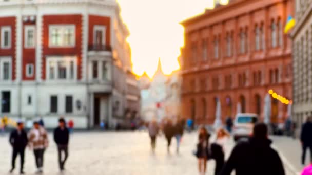BLURRY Letonia, Riga - Increíble ciudad de destino con muchos turistas caminando en la plaza central — Vídeos de Stock