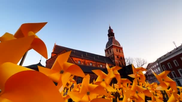 Hermosa DOME CATEDRAL en la ciudad de Riga de Letonia — Vídeos de Stock
