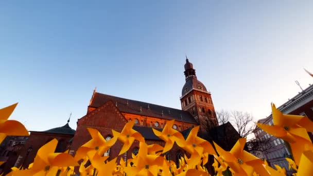 Catedral de la Cúpula en luces de noche en el casco antiguo de Riga, Letonia - Gran destino de viaje — Vídeos de Stock