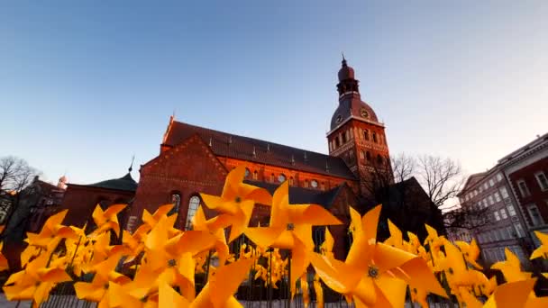 Krásný záběr na katedrálu Dome v historickém městě Riga, Lotyšsko - skvělá destinace pro cestování — Stock video