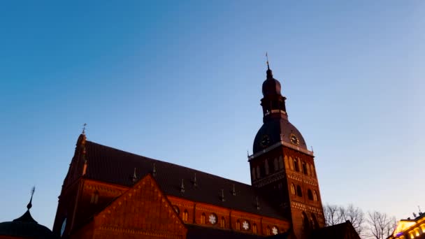 Establecimiento de plano nocturno de la Catedral de la Cúpula en el casco antiguo de Riga, Letonia - Gran destino de viaje — Vídeos de Stock