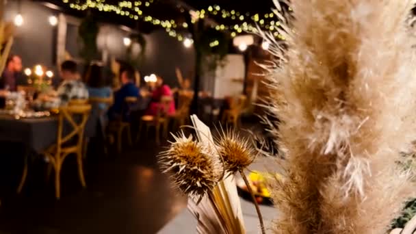 DEFOCUSADO: Gente celebrando cumpleaños en un restaurante sentado en la mesa — Vídeo de stock