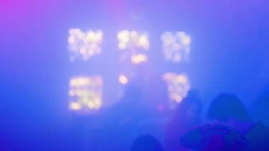 Odaklanamayan: İnsanlar bir gece kulübünde eğlenirken DJ çalmak