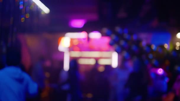 Blurry with bright background: People partying and clubbing at a nightclub — Stockvideo