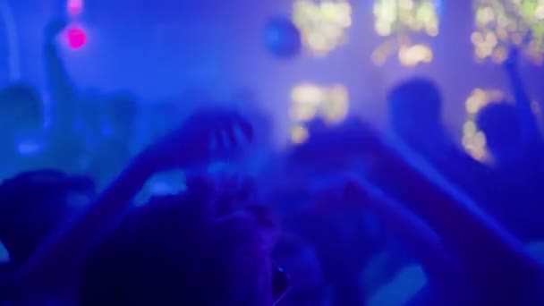 Defocused: Clapping and dancing hands of happy people that are partying and in a nightclub — Stockvideo