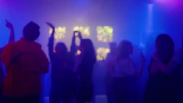 Blurry: Many drunk and happy people partying and clubbing in a nightclub — Stockvideo