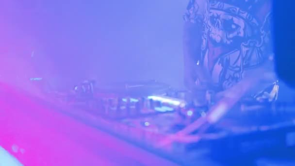 Sfocato: vista da vicino su DJ che suonano e si mescolano in vivida illuminazione di discoteche — Video Stock