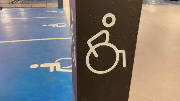 Säule Mit Behindertenschild Auf Tiefgaragenparkplatz Gegen Blaues Schild — Stockvideo