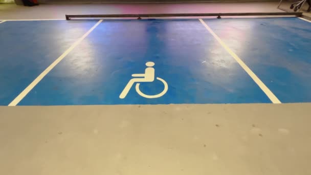 Geniş Açı Mavi Engelli Işareti Yeraltı Alışveriş Merkezinin Otoparkında Gerçek — Stok video