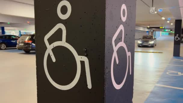 在地下商场停车场设有残疾标志的柱子 — 图库视频影像