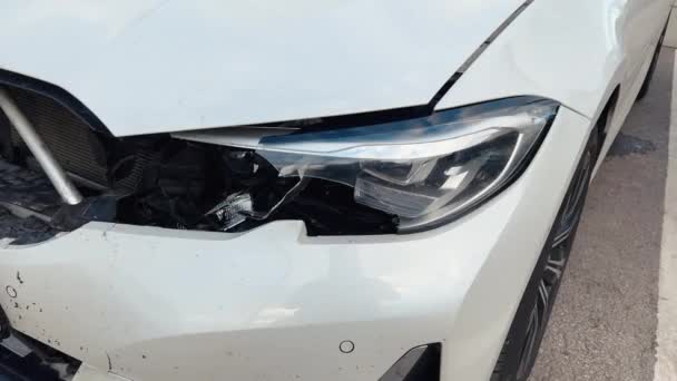 Ongeval Kapotte Koplamp Van Een Nieuwe Witte Auto Verzekeringsaanvraag — Stockvideo