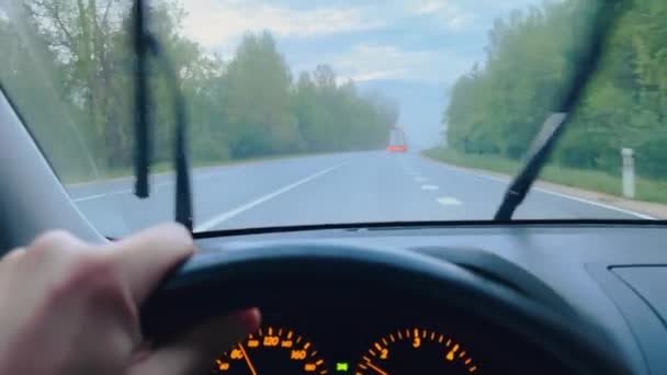 男はトラック4Kを次の都市の外の高速道路に沿って運転しています — ストック動画