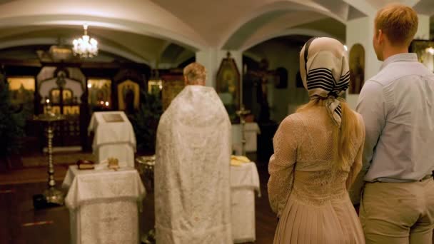 Desenfocado Proceso Bautizo Una Iglesia Ortodoxa Por Detrás Interiores — Vídeos de Stock