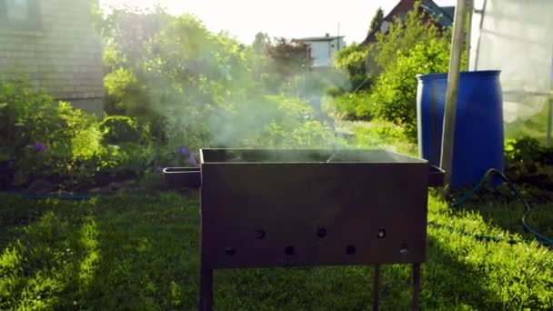 Humo Visible Durante Quema Troncos Parrilla Contra Fondo Casa Campo — Vídeos de Stock