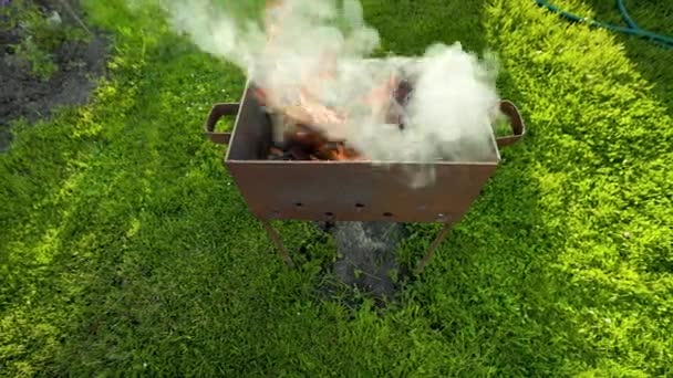 Kır Evinde Gün Batımında Yemek Pişirmeden Önce Ateş Alevin Izgarada — Stok video