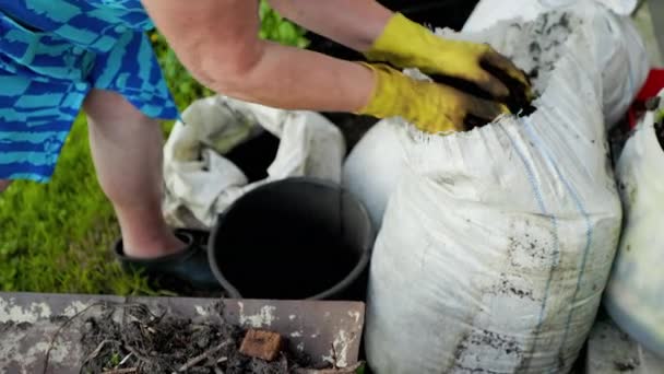 Starší Žena Pracuje Ukrajinské Vesnici Reálném Čase Létě — Stock video