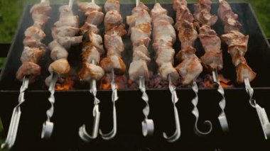 Geleneksel Ukrayna şiş kebap ızgarası kır evindeki mangal evinde pişiriliyor.