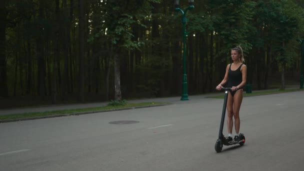 Confident Fit Woman Riding Her Electric Scooter Evening Park Follow — Vídeo de Stock