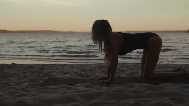 Beautiful Calm Woman Practices Yoga Sandy Beach Using Mat Evening — Wideo stockowe