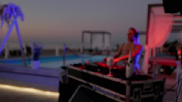 Γυναικείος Μεγάλο Ντεκολτέ Παίζοντας Μουσική Στο Beach Bar Νύχτα Αργή — Αρχείο Βίντεο