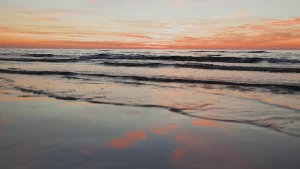 Низький Кут Красиві Хвилі Наближаються Під Час Дивовижного Заходу Сонця — стокове відео