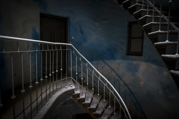 Terk edilmiş binada Grunge merdiven — Stok fotoğraf