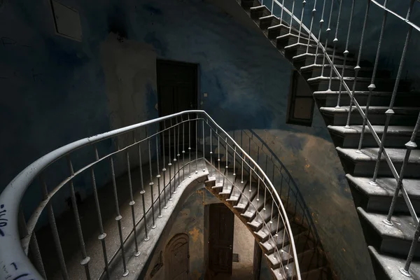 Grunge, eski iç merdiven — Stok fotoğraf