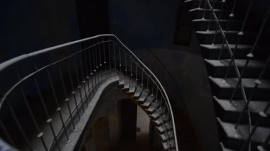 bir eski, karanlık bir binada Grunge merdiven